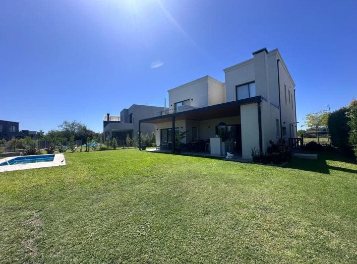 Casa en de 5 Ambientes con Dependencia de Servicio en Venta y Alquiler Anual Amoblada en Ceibos - 2