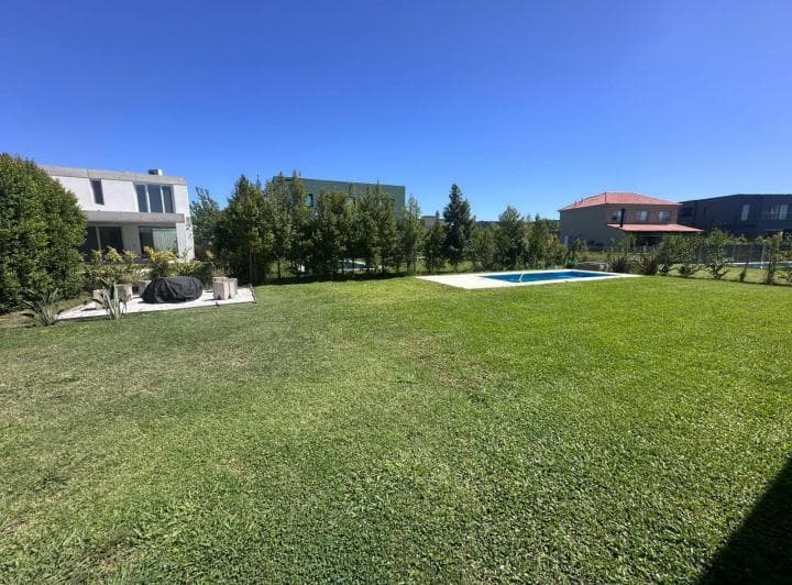 Casa en de 5 Ambientes con Dependencia de Servicio en Venta y Alquiler Anual Amoblada en Ceibos - 5