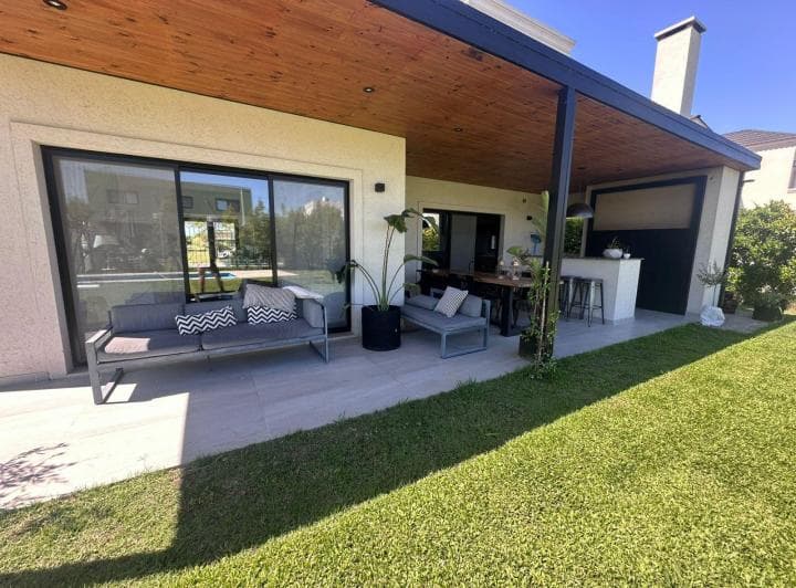 Casa en de 5 Ambientes con Dependencia de Servicio en Venta y Alquiler Anual Amoblada en Ceibos - 3