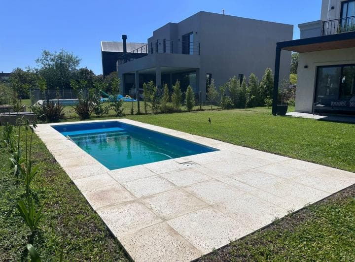 Casa en de 5 Ambientes con Dependencia de Servicio en Venta y Alquiler Anual Amoblada en Ceibos - 4