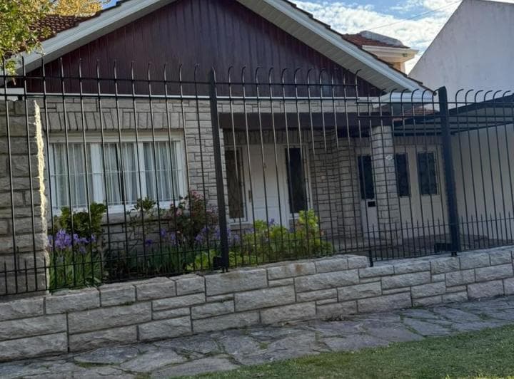 Chalet Estilo Marplatense en Barrio Exclsuivo Los Troncos - 3