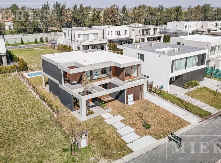 Casa en Venta a Estrenar en El Barrio Carpinchos, Nordelta - 2