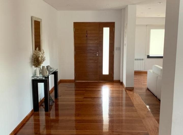 *importante Chalet de 5 Amb. (4 Dorm. + Escritorio) Sobre Lote de 23 X 30 (690 M²) y 460 m² Cub - 4