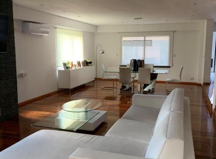 *importante Chalet de 5 Amb. (4 Dorm. + Escritorio) Sobre Lote de 23 X 30 (690 M²) y 460 m² Cub - 2
