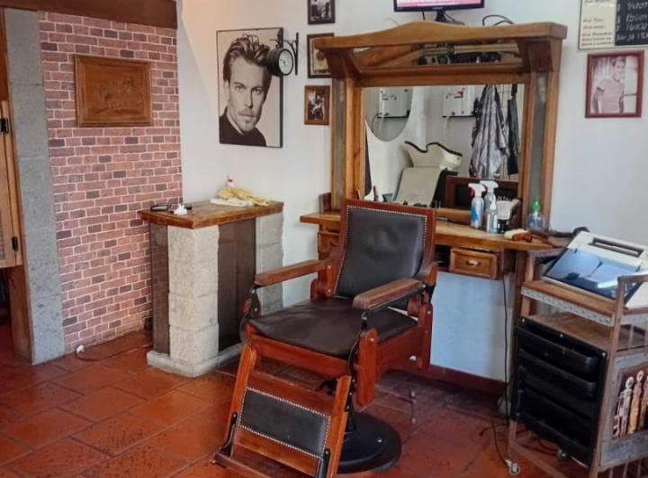 *local de 4 X 5 con Baño *excelente Ubicacion a m. de Av de Mayo y a 7 Cds. de La Estacion - 2