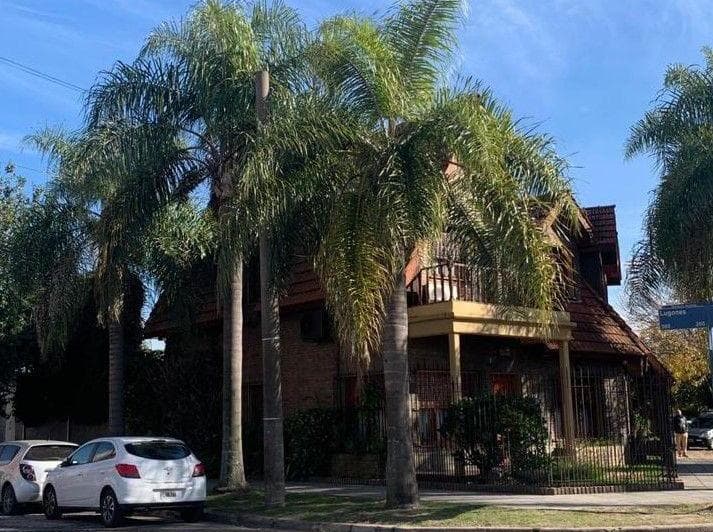 *excelente Chalet Sobre 390,74 m² de Terreno Totales *6 Amb. (4 Dorm. + Dep. Serv. + Escritorio) - 2
