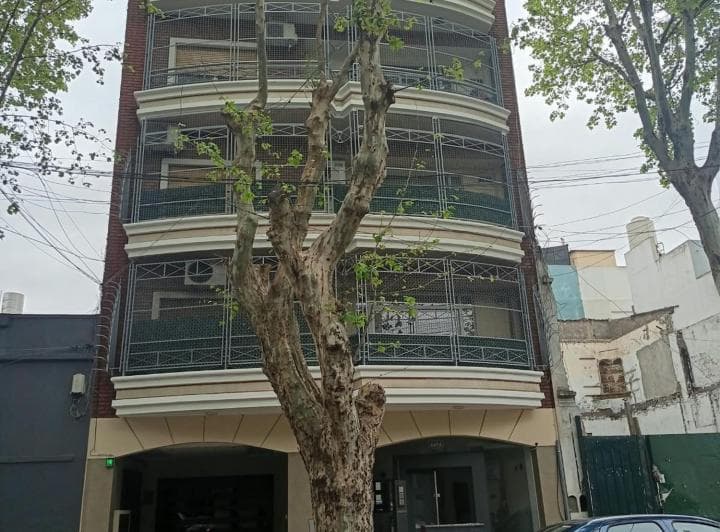 Alquiler Depto. 3 Amb. con Balcon en Liniers - 2