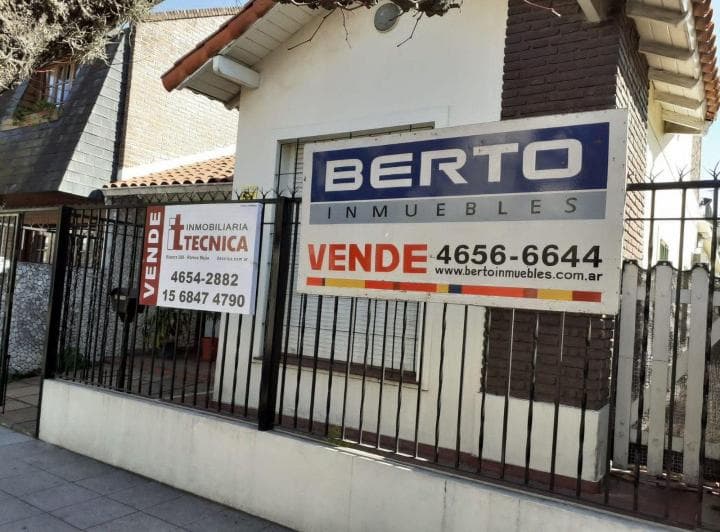 *casa de 4 Amb. en 2 Plantas *sobre 2 Lotes *a Modernizar - 2