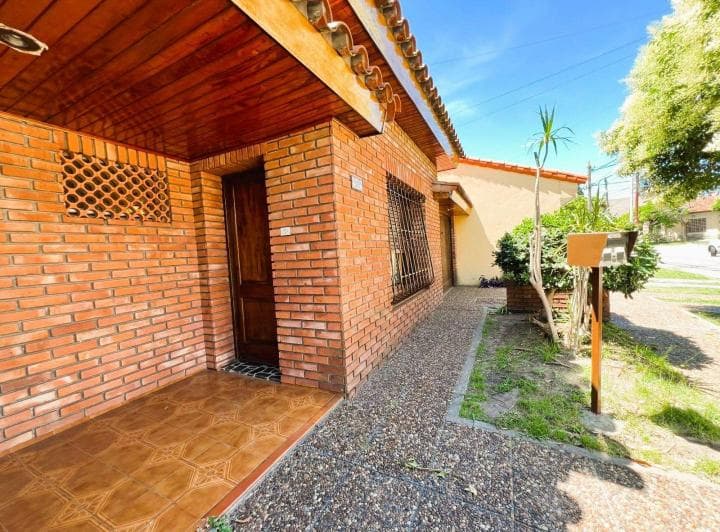 *casa de 4 Amb. C/cochera P/2 Autos, Patio y Terraza - 3
