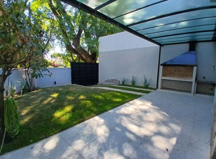 Casa en Venta - Tu Nuevo Refugio en Martínez - 2