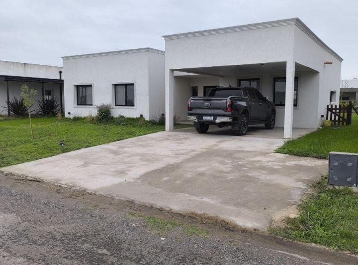 Venta Casa a Estrenar 3 Habitaciones Piscina Gas Cochera Horizontes Al Sur - 2
