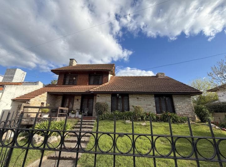 Casa en Venta de 4 Dorm. en City Bell - 2