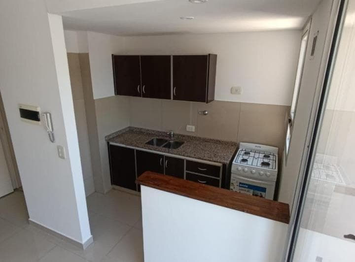 Departamento en Alquiler, Dos Ambientes. Semipiso, Excelente Ubicación. Lanús Oeste - 4