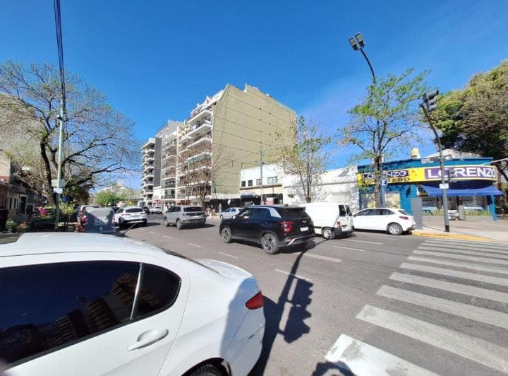 Importante Local Sobre Av Olazabal Proximo a Av Alvarez Thomas - 3