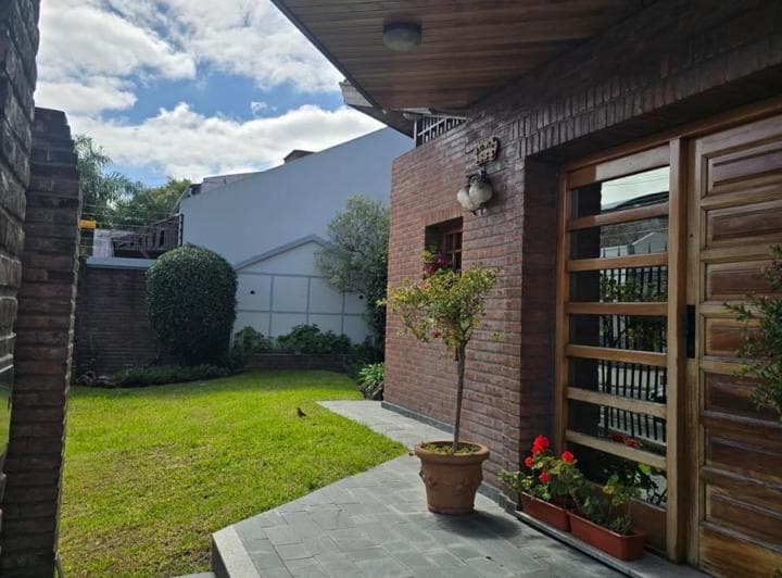 Impecable Chalet 6 Ambientes con Detalles de Categoría en Zona Agustiniano - 3