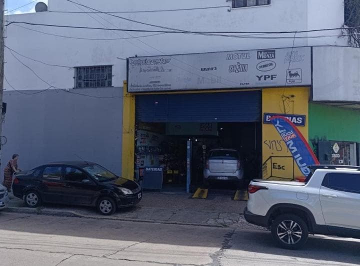 Importante Propiedad en Venta, Dpto, con 2 Locales, 1 Depósito y Garaje. Sobre H. Yrigoyen. Turdera - 2