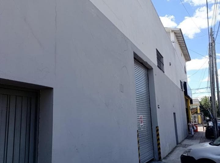 Importante Propiedad en Venta, Dpto, con 2 Locales, 1 Depósito y Garaje. Sobre H. Yrigoyen. Turdera - 3
