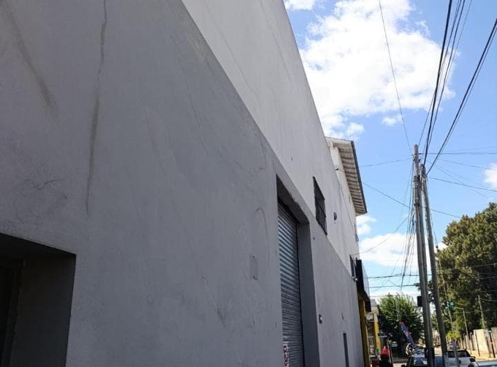 Importante Propiedad en Venta, Dpto, con 2 Locales, 1 Depósito y Garaje. Sobre H. Yrigoyen. Turdera - 5