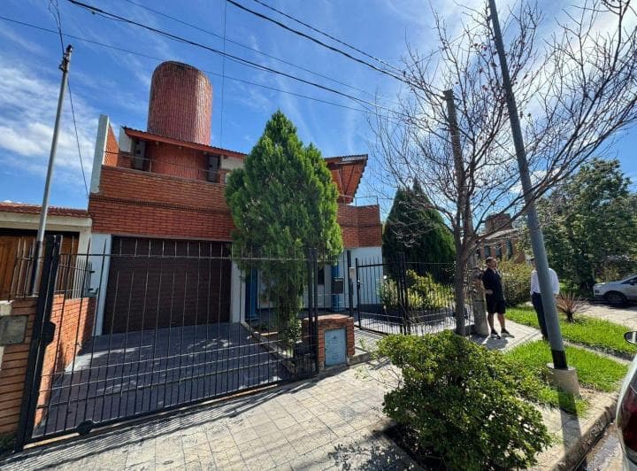 Casa 6 Dorm. Patio y Cochera en Alto Verde - Venta - 2