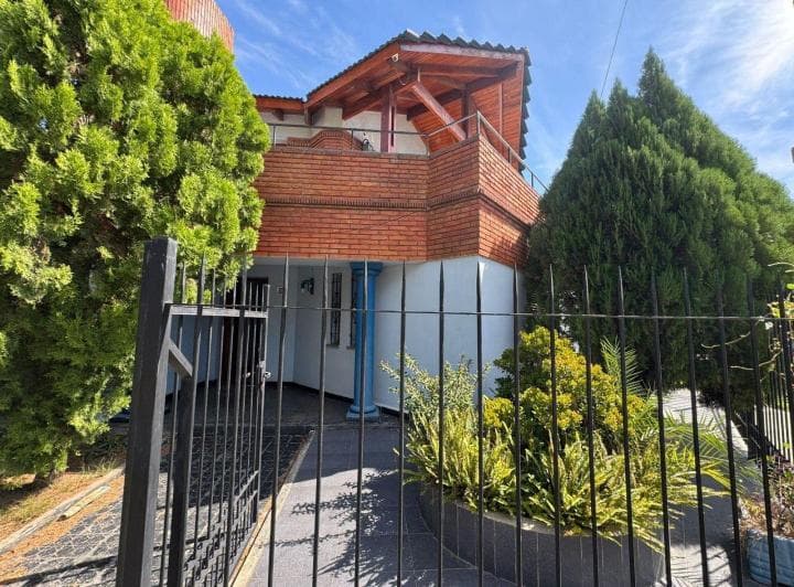 Casa 6 Dorm. Patio y Cochera en Alto Verde - Venta - 5