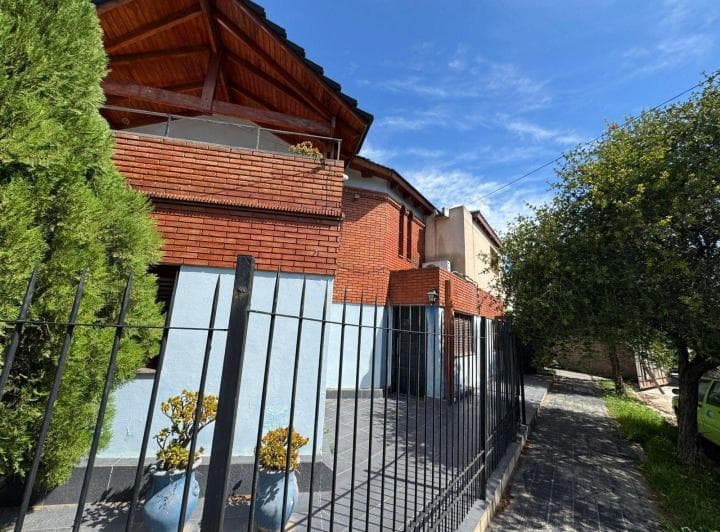 Casa 6 Dorm. Patio y Cochera en Alto Verde - Venta - 3