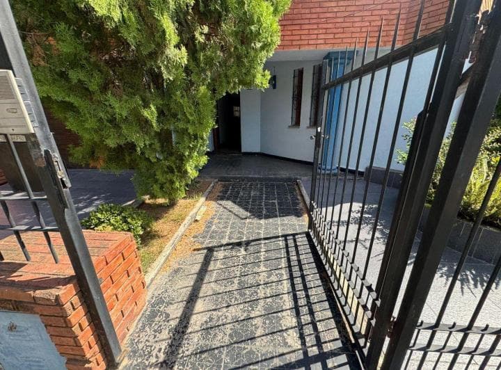 Casa 6 Dorm. Patio y Cochera en Alto Verde - Venta - 4