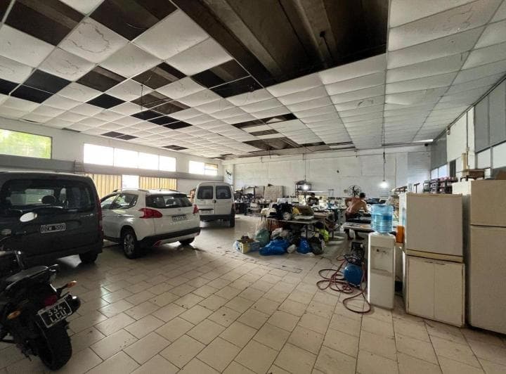 Galpón 200 m² + 2 Locales + 2 Deptos de 100 m² - Venta - 5