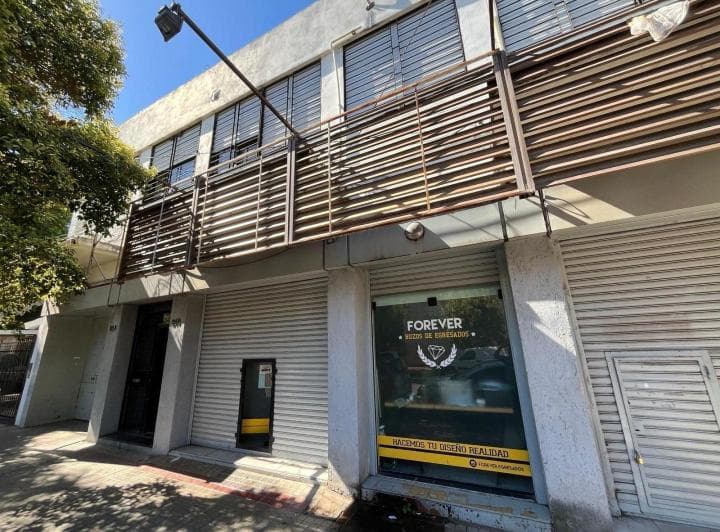 Galpón 200 m² + 2 Locales + 2 Deptos de 100 m² - Venta - 3