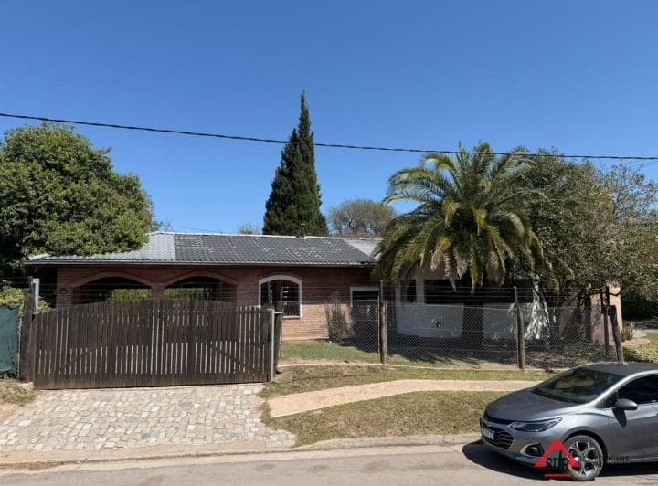Excelente Propiedad en Venta Sobre Gran Terreno, 3 Dorm., Gran Parque con Asador y Pileta - 2
