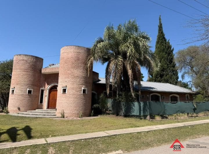 Excelente Propiedad en Venta Sobre Gran Terreno, 3 Dorm., Gran Parque con Asador y Pileta - 3