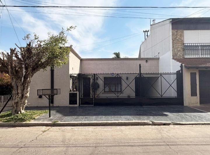 Venta Casa 3amb. con Pileta, El Palomar - 2
