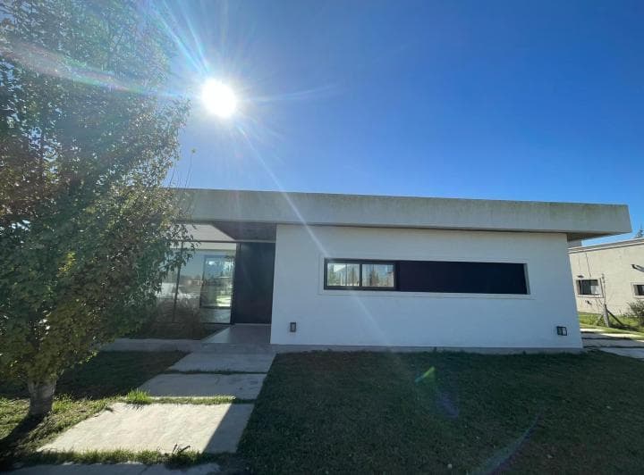 Venta - Casa 4 Ambientes C/pileta - San Vicente - 2