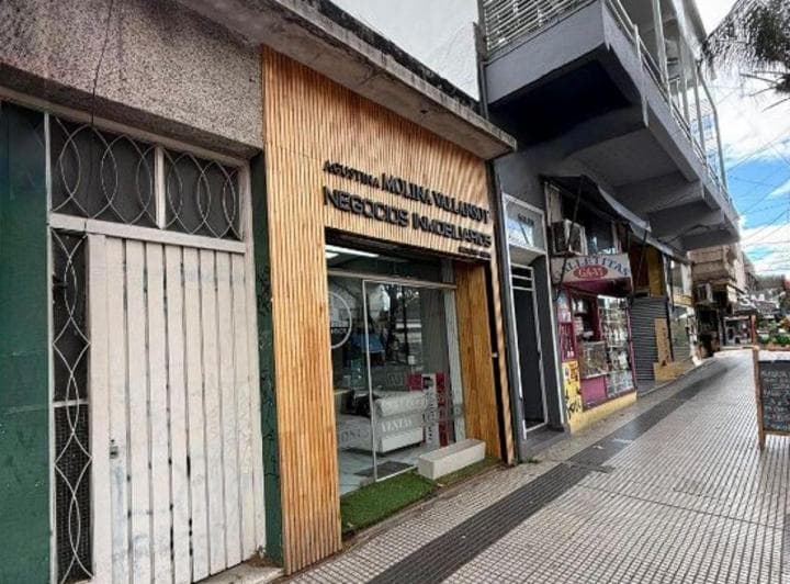 Local Mas Lote y Espacio Aéreo en Zona Comercial Única a m de La Plaza de Ituzaingo Norte / Est - 5