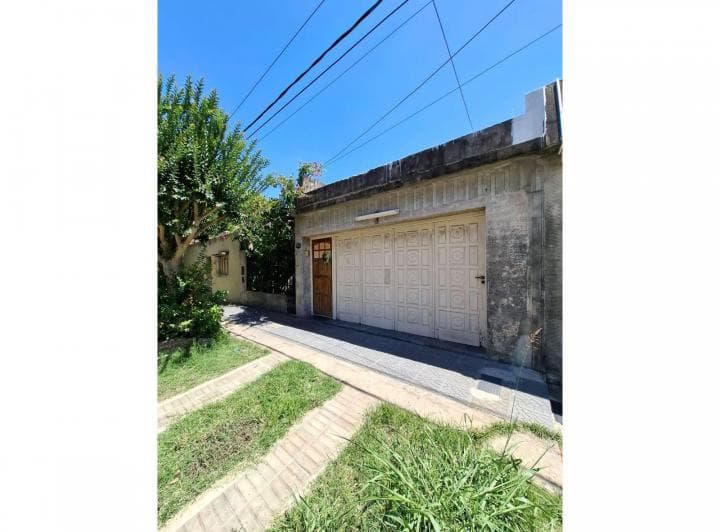 Amplia Casa en Venta con Garaje. Dos Casas en Una. Apto Credito. - 2