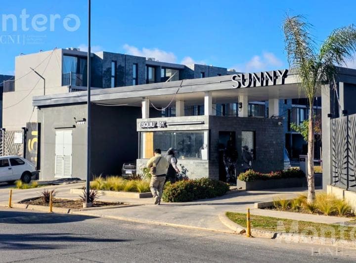 Increíble Casa Tríplex en Sunny - Camino de Los Remeros Tigre - Barrio Privado - 3 Suites y Cochera - 2