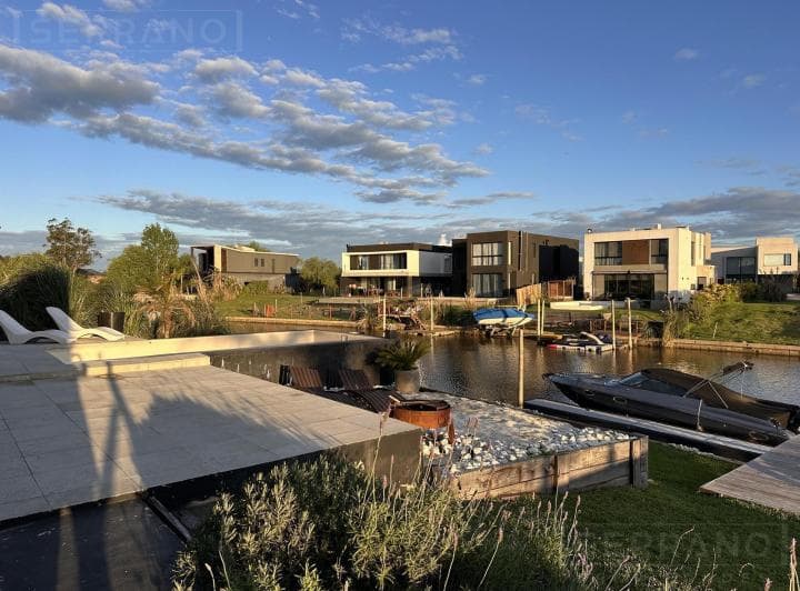 Venta Casa con Amarra Propia y Espacio Amplio Para Varios Autos en Villanueva - 3