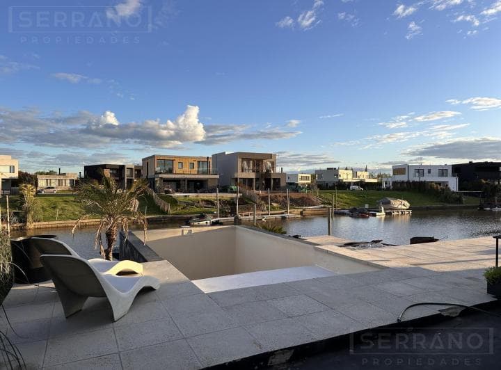 Venta Casa con Amarra Propia y Espacio Amplio Para Varios Autos en Villanueva - 2