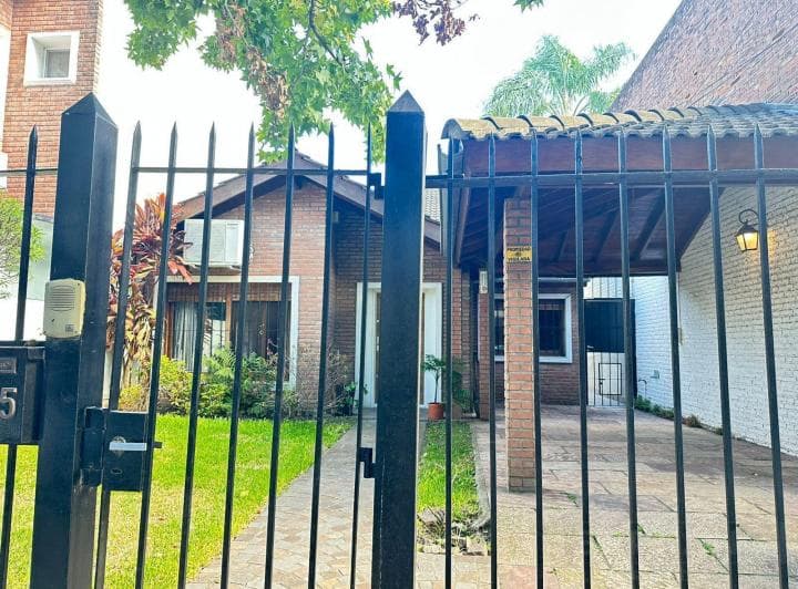 Venta Casa 3 Ambientes con Jardin y Pileta en Martinez - 2