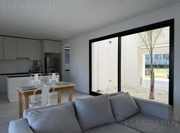 Casa en Alquiler de 4 Ambientes con Pileta y Salida Al Río Luján en El Náutico Canal Villanueva - 4