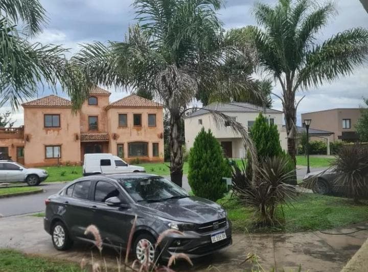 Casa en Venta, 5 Domitorios, Barrio Los Robles, Haras Santa Maria - 2