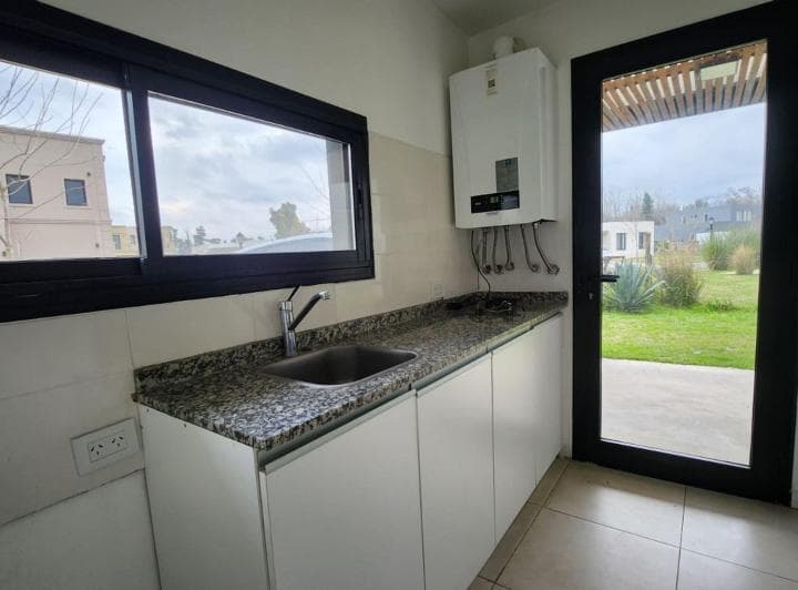 Casa 4 Ambientes a La Venta en Barrio Santo Tomás - 2
