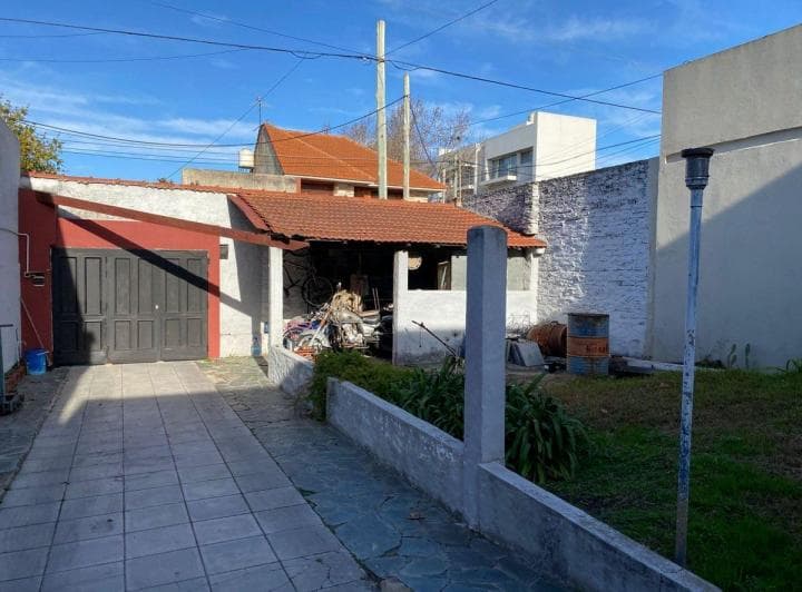 Venta Casa 4 Amb con Parque y Garage en Bernal - 2