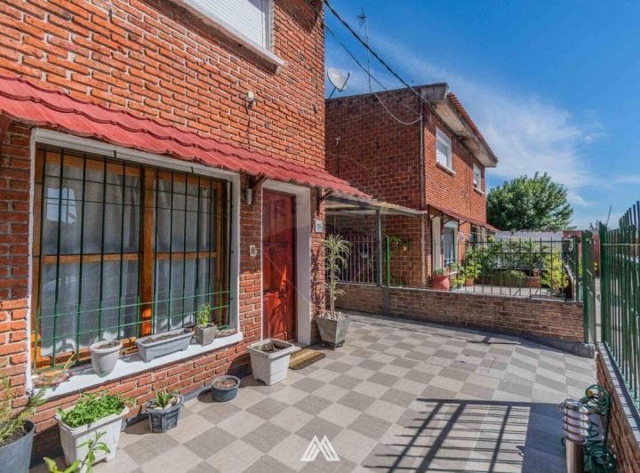 Venta Casa Dos Dorm. y Cochera Nuevo París - 2
