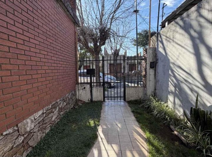 Venta Casa 4amb + Local Comercial/pileta Villa Tesei - 2