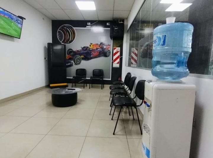 Se Alquila Importante Local Comerc C/opción Compra - 3