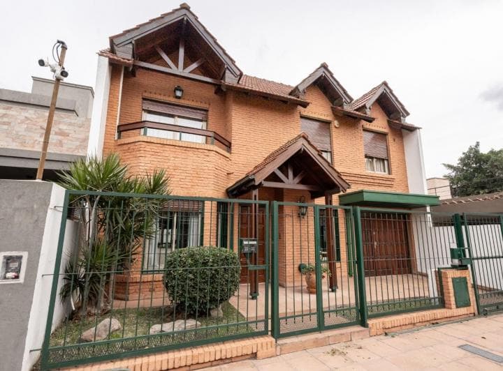Casa 6 Amb. Venta, Haedo, con Parrilla y Pileta - 2