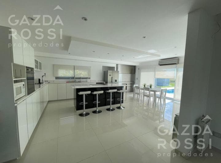 Importante Propiedad de Diseño Moderno a La Venta en Barrio La Horqueta, Canning - 3