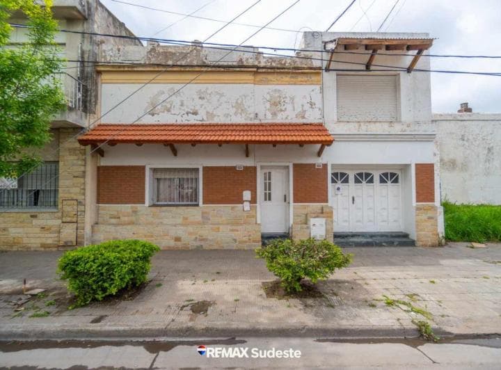 Venta Casa 3 Ambientes con Local y Depto Centro - 3