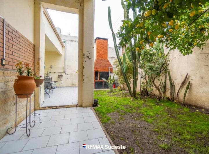 Venta Casa 3 Ambientes con Local y Depto Centro - 4