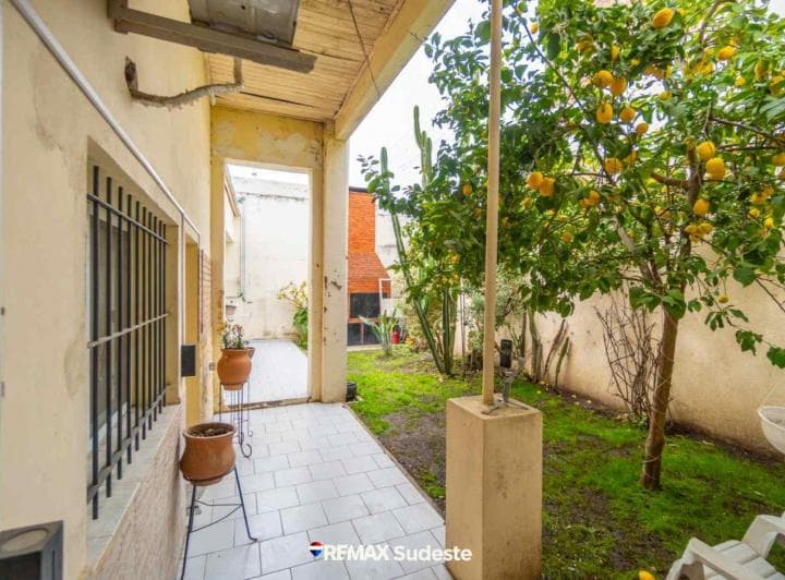 Venta Casa 3 Ambientes con Local y Depto Centro - 2